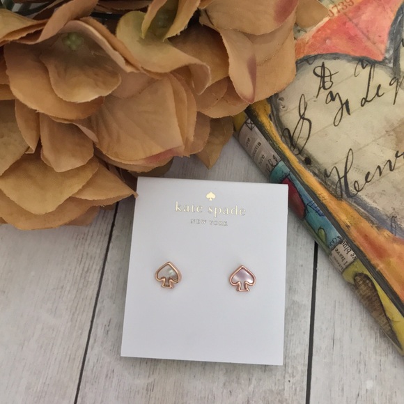 KATE SPADE • Reversible Pearl Spade Logo Earrings - Picture 5 of 8